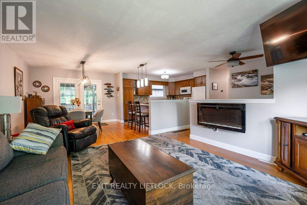 39 Beechwood Drive, Peterborough (Monaghan Ward 2), ON - Indoor Photo Showing Living Room