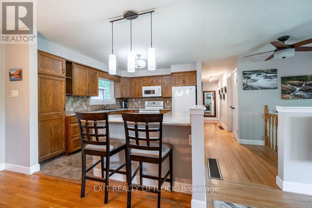 39 Beechwood Drive, Peterborough (Monaghan Ward 2), ON - Indoor Photo Showing Kitchen