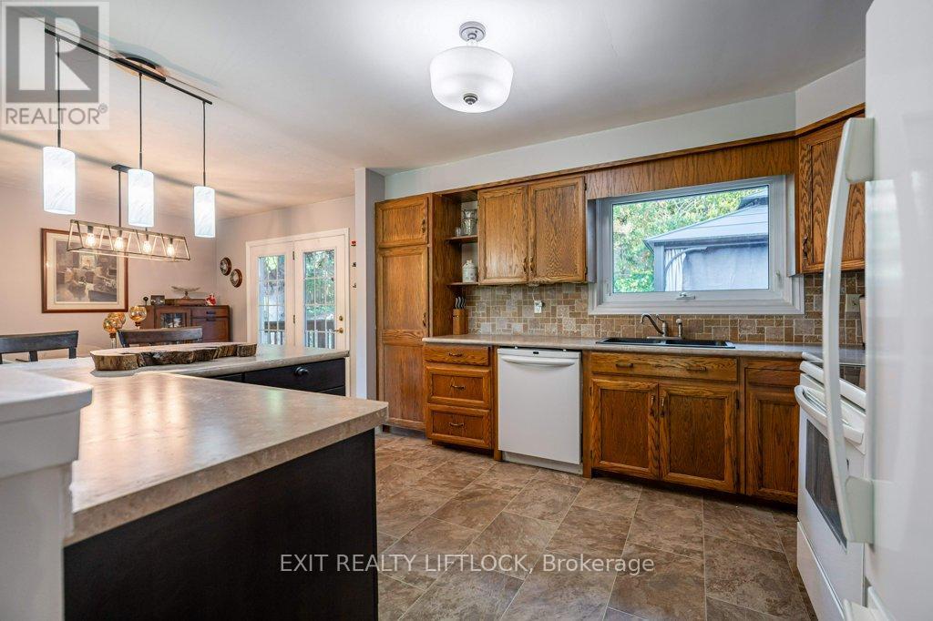 39 Beechwood Drive, Peterborough (Monaghan Ward 2), ON - Indoor Photo Showing Kitchen