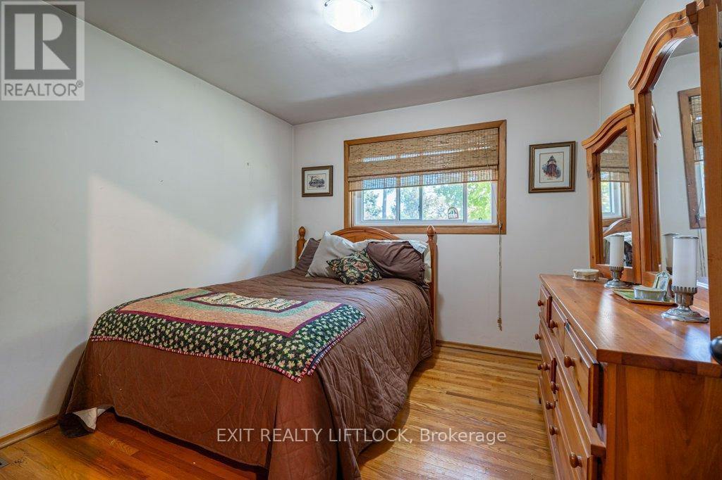 39 Beechwood Drive, Peterborough (Monaghan Ward 2), ON - Indoor Photo Showing Bedroom