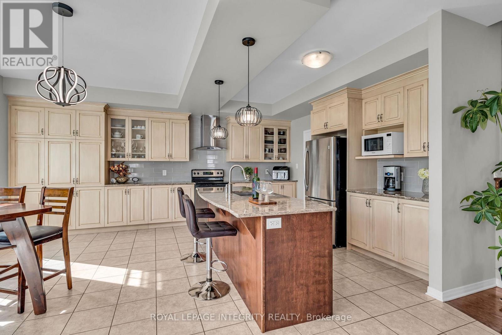 367 Andalusian Crescent, Ottawa, ON - Indoor Photo Showing Kitchen With Upgraded Kitchen