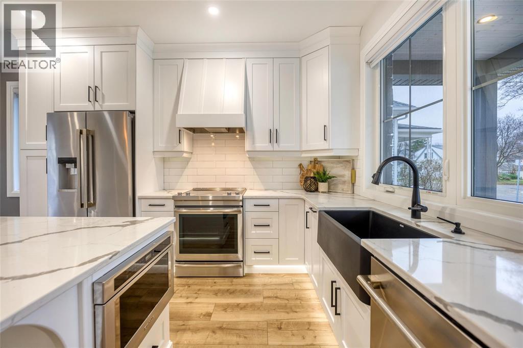 198 Bright Street, Sarnia, ON - Indoor Photo Showing Kitchen With Upgraded Kitchen