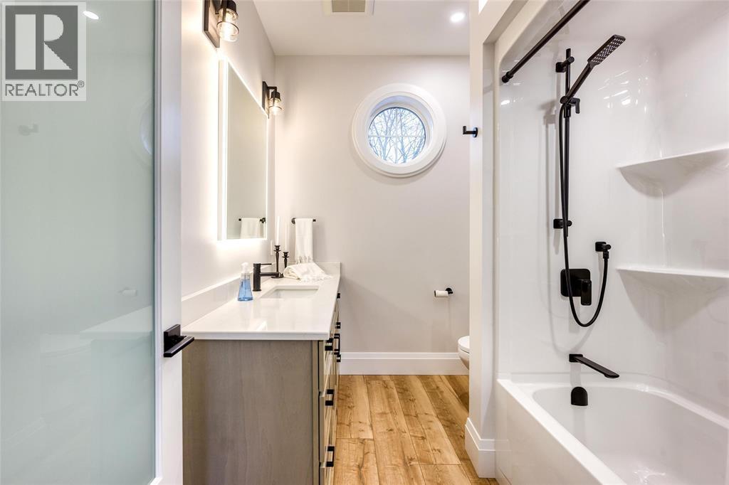 198 Bright Street, Sarnia, ON - Indoor Photo Showing Bathroom