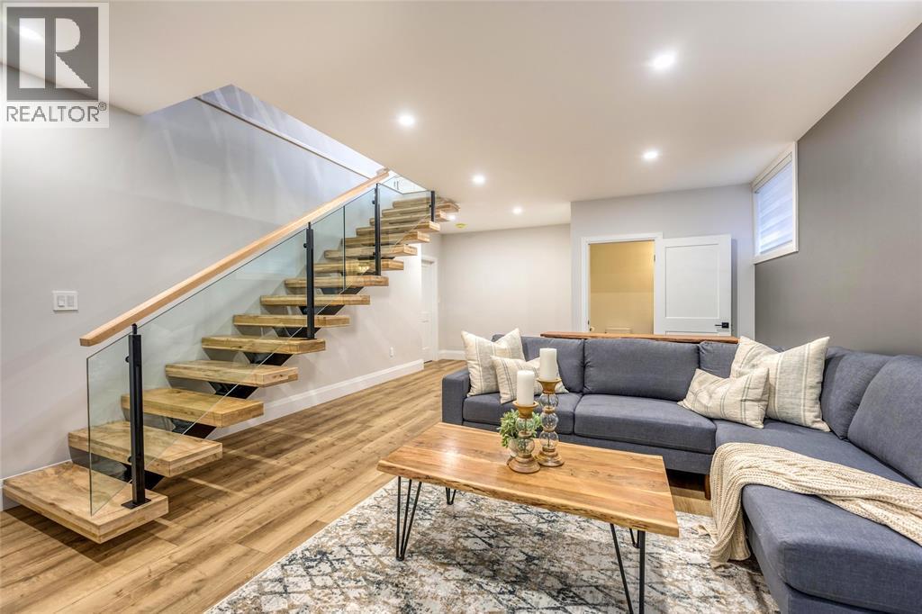 198 Bright Street, Sarnia, ON - Indoor Photo Showing Living Room