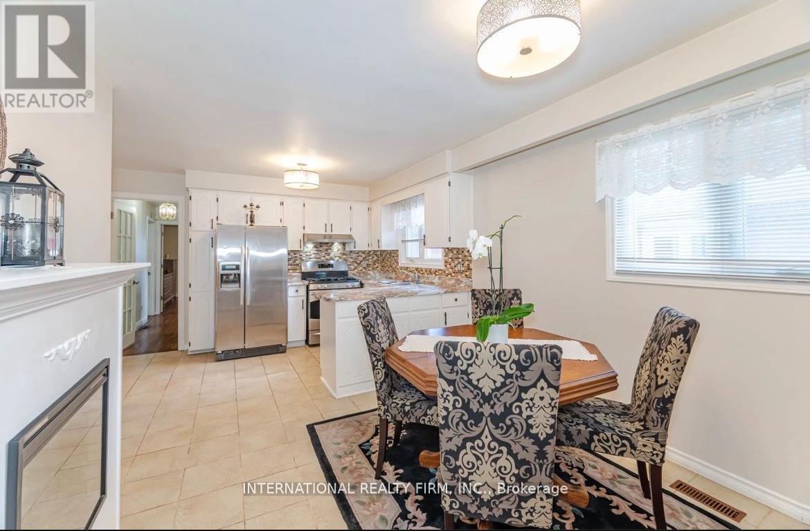 4103 Clevedon Drive, Mississauga, ON - Indoor Photo Showing Dining Room