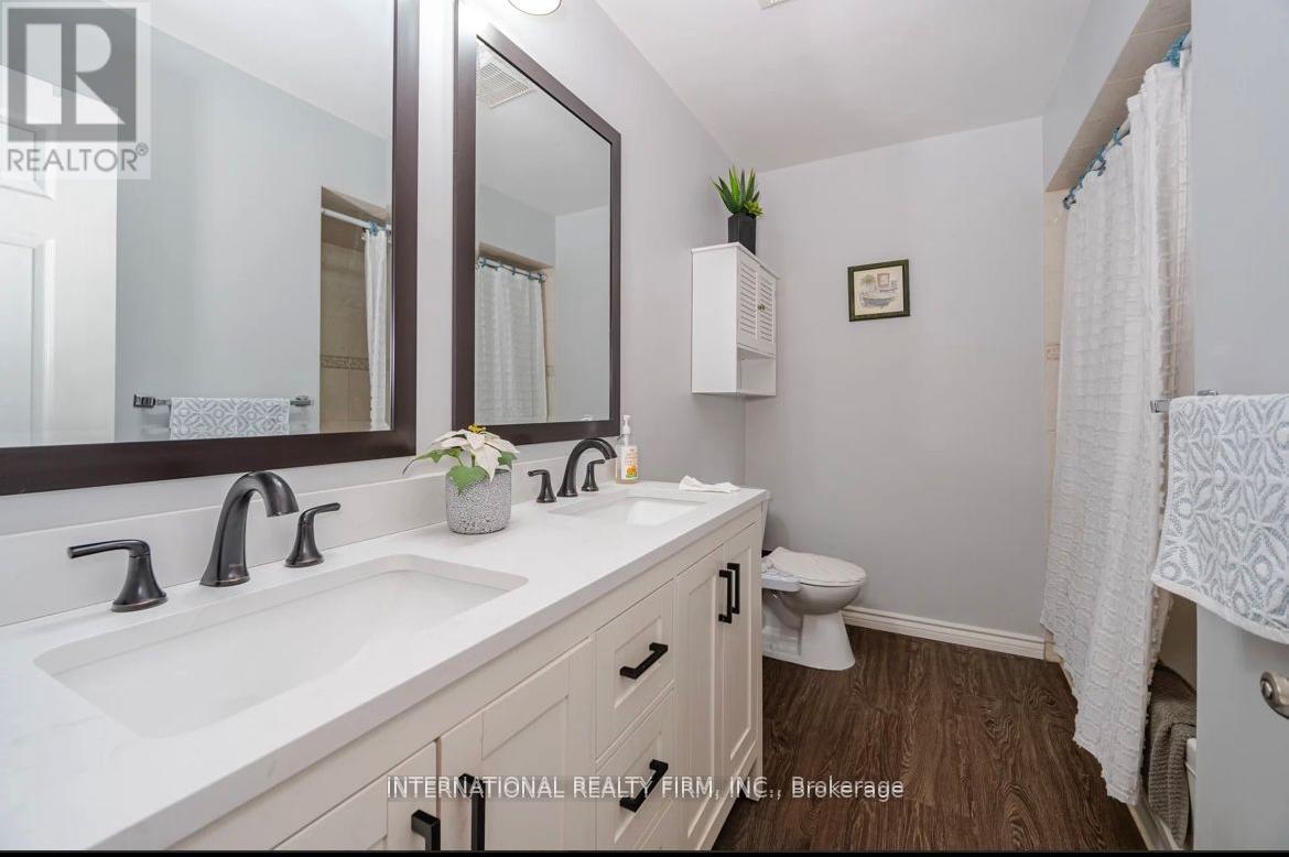 4103 Clevedon Drive, Mississauga, ON - Indoor Photo Showing Bathroom
