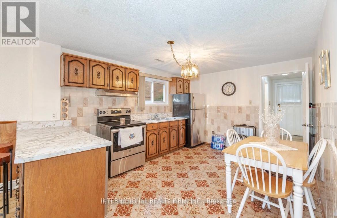 4103 Clevedon Drive, Mississauga, ON - Indoor Photo Showing Kitchen With Double Sink