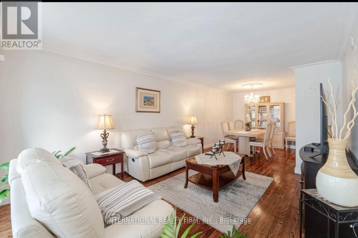 4103 Clevedon Drive, Mississauga, ON - Indoor Photo Showing Living Room