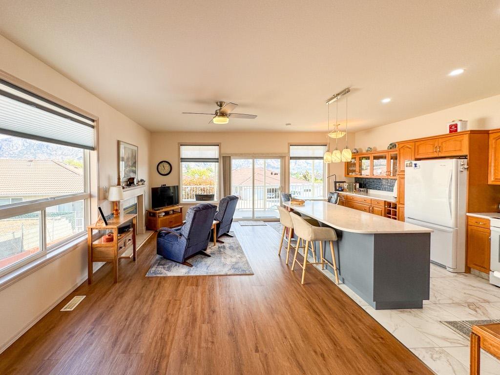 11-2 Royal Ann Court, Osoyoos, BC - Indoor Photo Showing Other Room