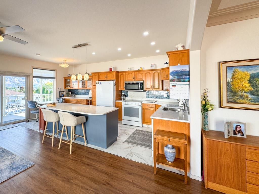 11-2 Royal Ann Court, Osoyoos, BC - Indoor Photo Showing Kitchen