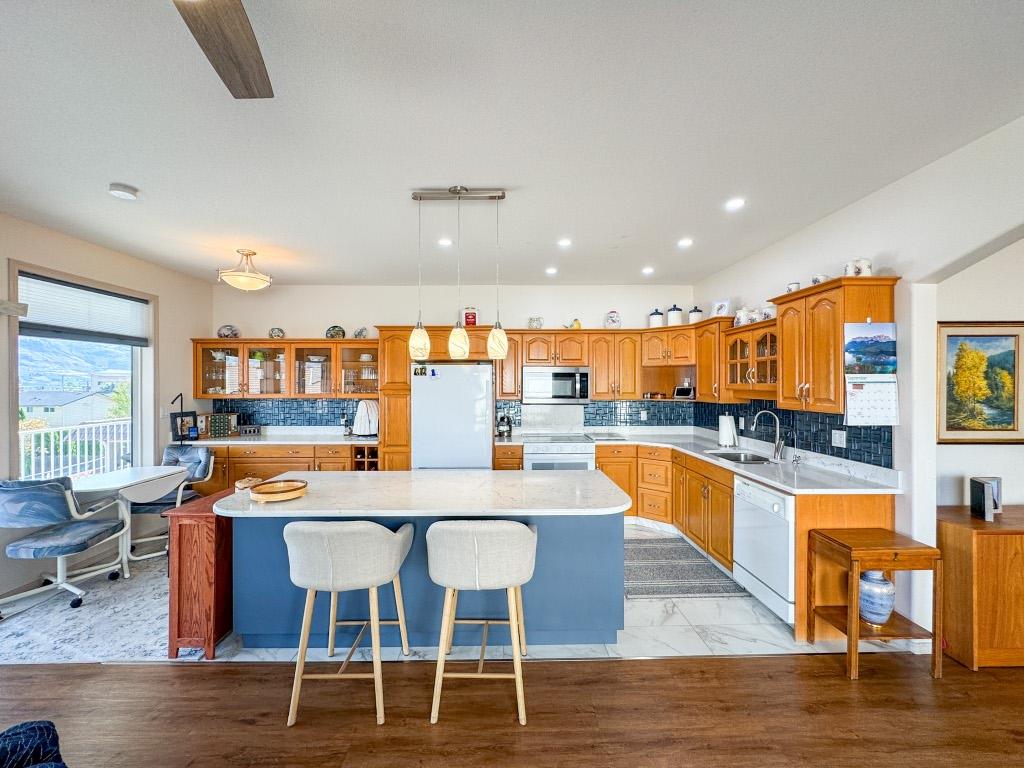11-2 Royal Ann Court, Osoyoos, BC - Indoor Photo Showing Kitchen