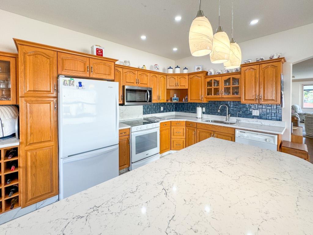 11-2 Royal Ann Court, Osoyoos, BC - Indoor Photo Showing Kitchen