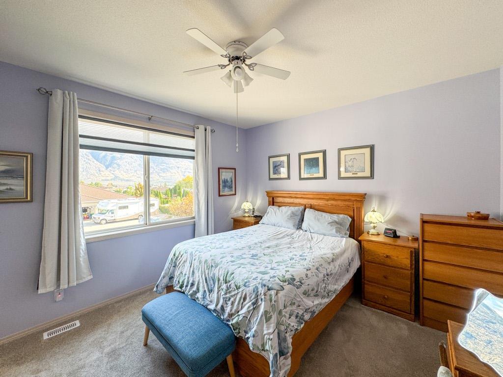 11-2 Royal Ann Court, Osoyoos, BC - Indoor Photo Showing Bedroom