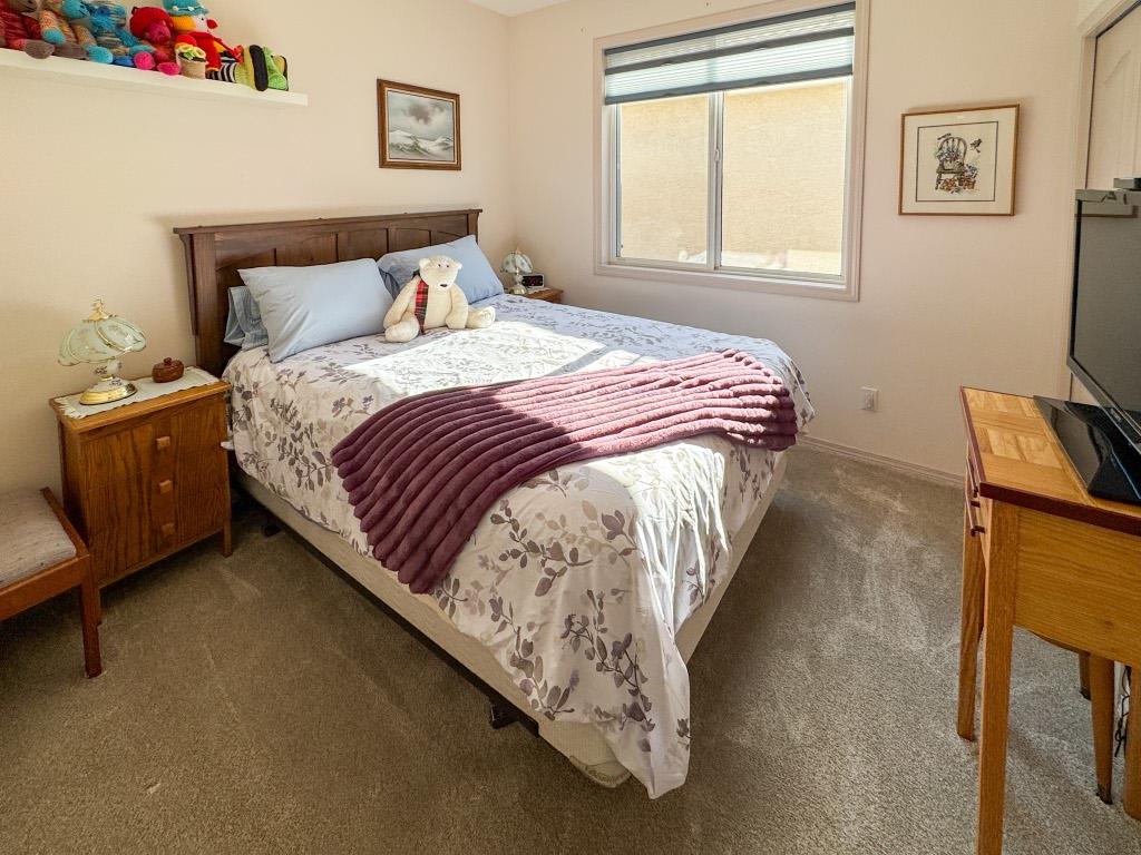 11-2 Royal Ann Court, Osoyoos, BC - Indoor Photo Showing Bedroom