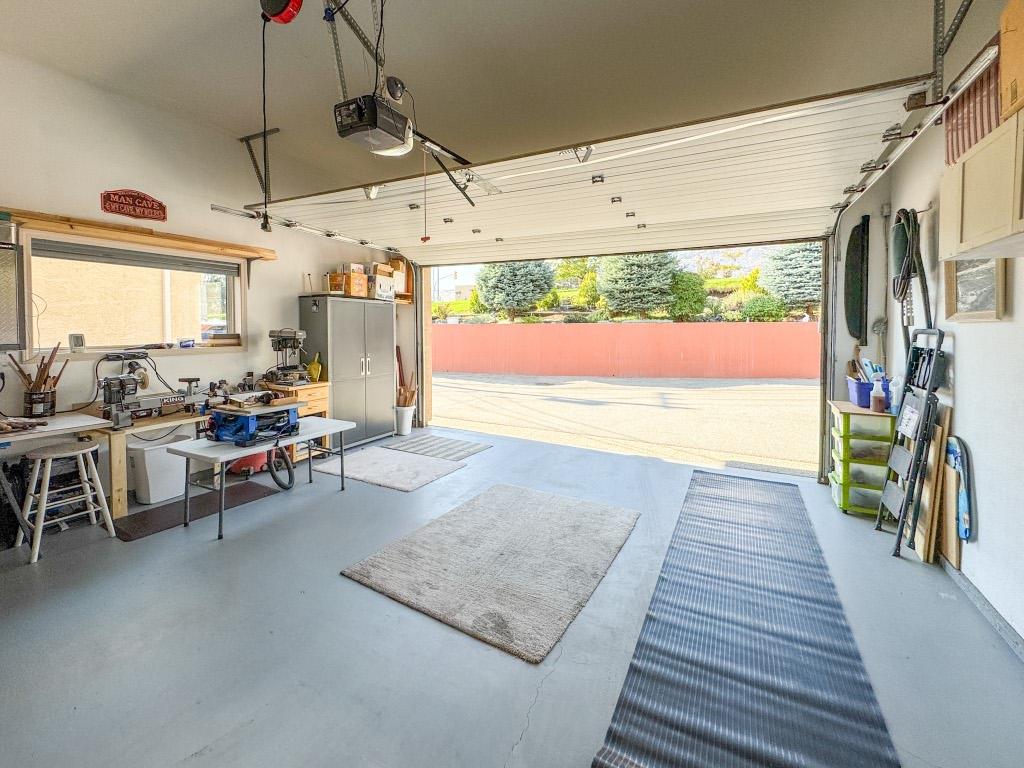 11-2 Royal Ann Court, Osoyoos, BC - Indoor Photo Showing Garage