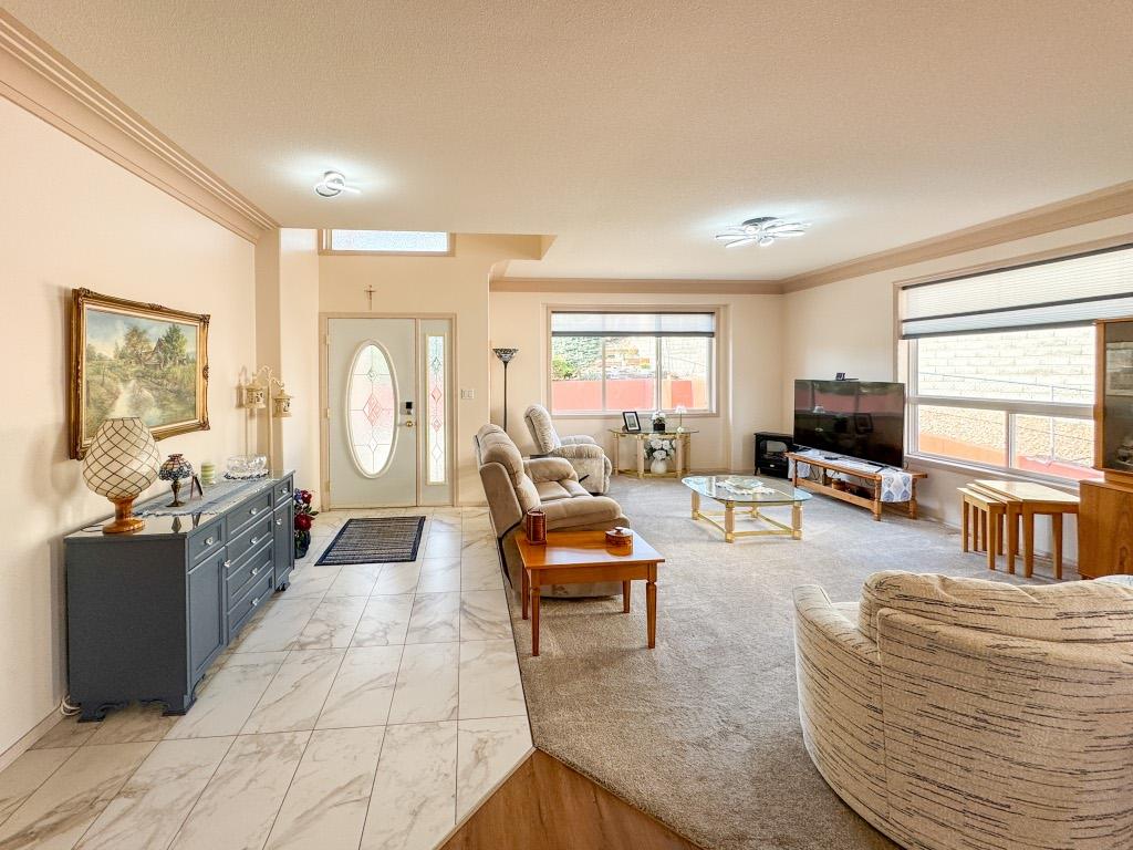 11-2 Royal Ann Court, Osoyoos, BC - Indoor Photo Showing Living Room