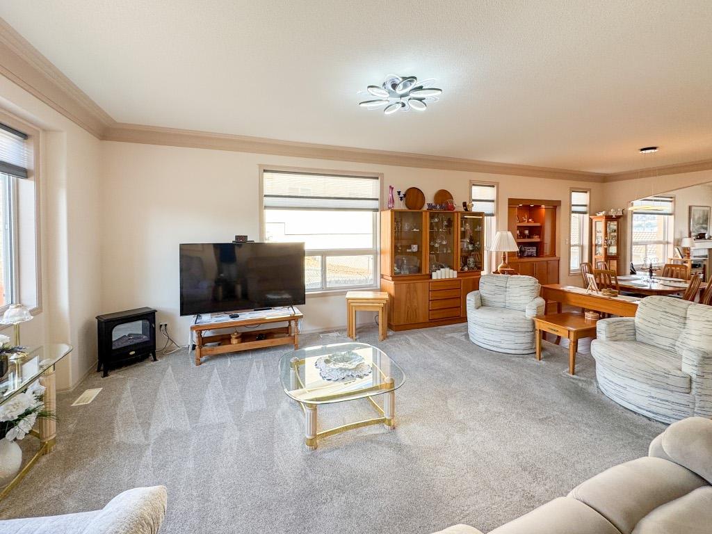 11-2 Royal Ann Court, Osoyoos, BC - Indoor Photo Showing Living Room