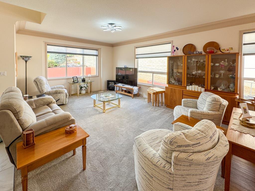 11-2 Royal Ann Court, Osoyoos, BC - Indoor Photo Showing Living Room