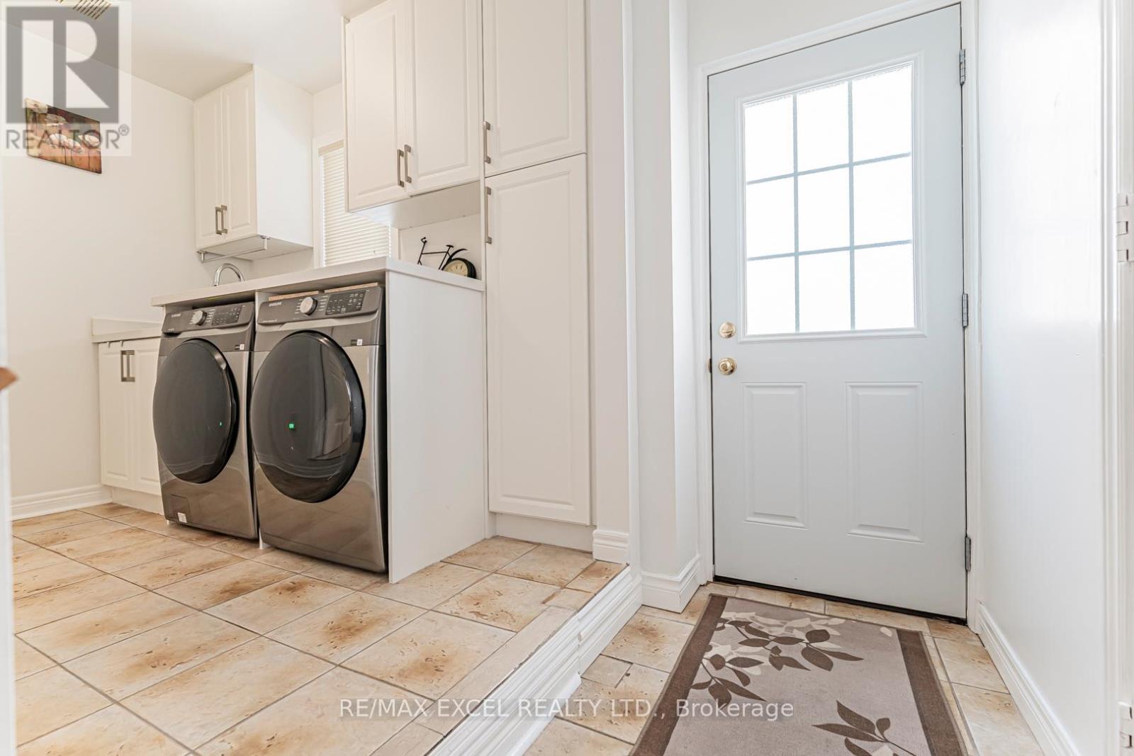 65 Falling River Drive, Richmond Hill, ON - Indoor Photo Showing Laundry Room