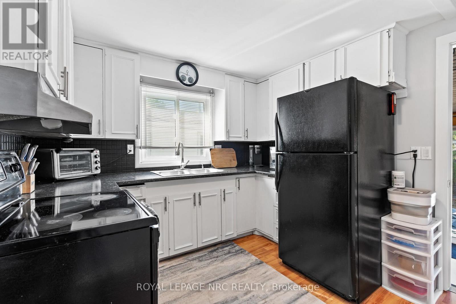 632 Steele Street, Port Colborne (Main Street), ON - Indoor Photo Showing Kitchen With Double Sink