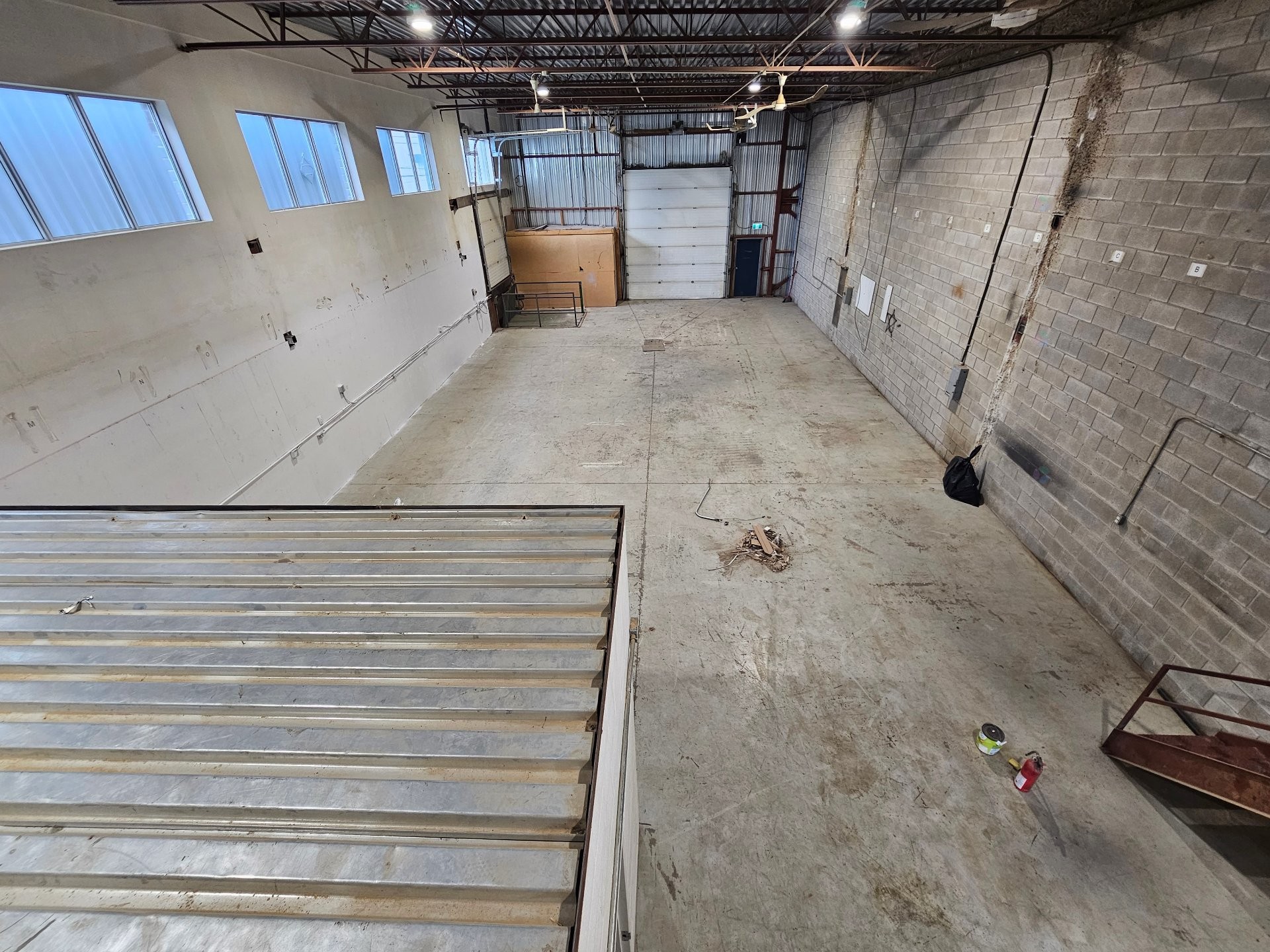 Entrepôt - 100-2315 Boul. Des Entreprises, Terrebonne (Terrebonne), QC - Indoor Photo Showing Garage