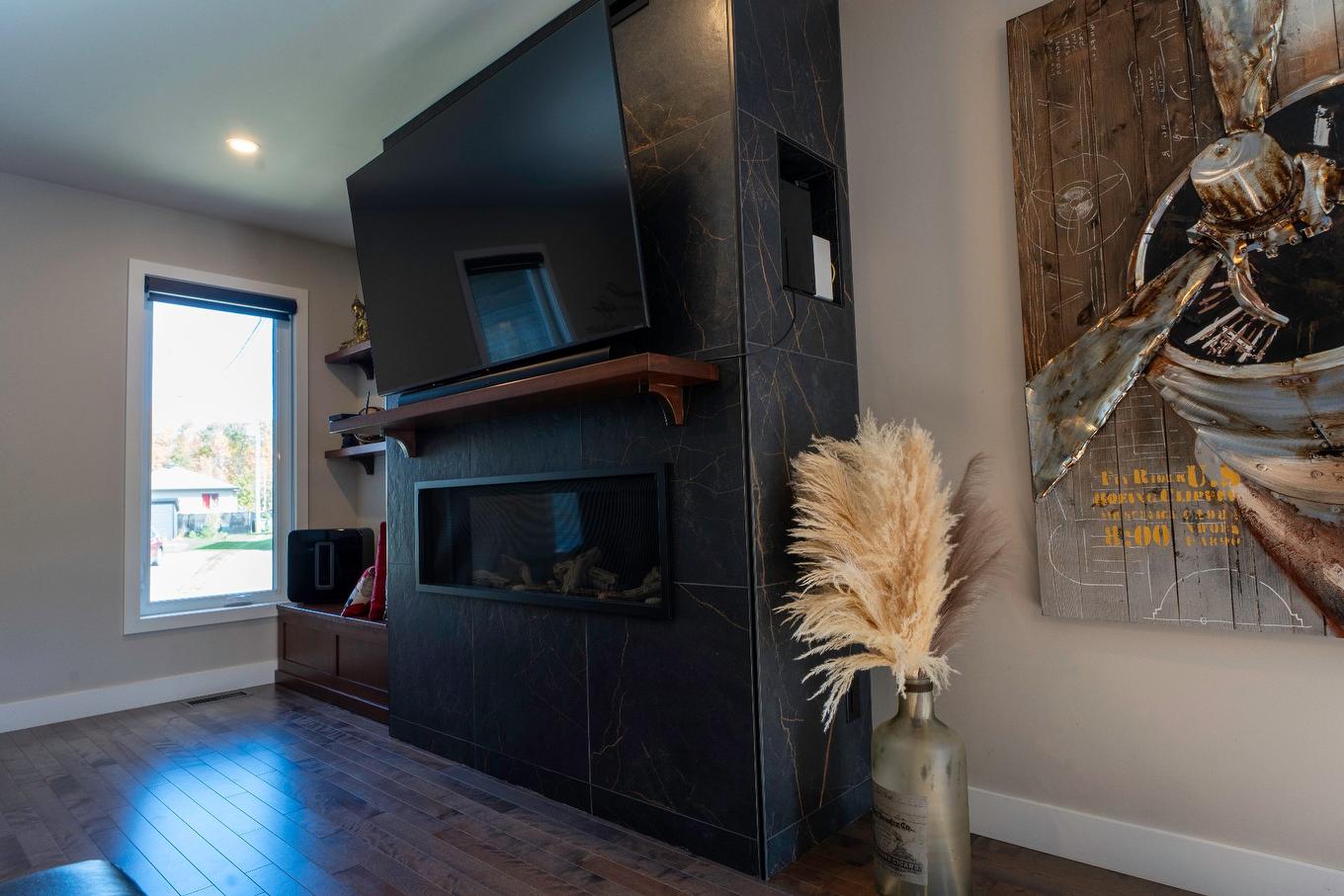 Living room - 157 Rue Jules Monast, Cowansville, QC - Indoor With Fireplace