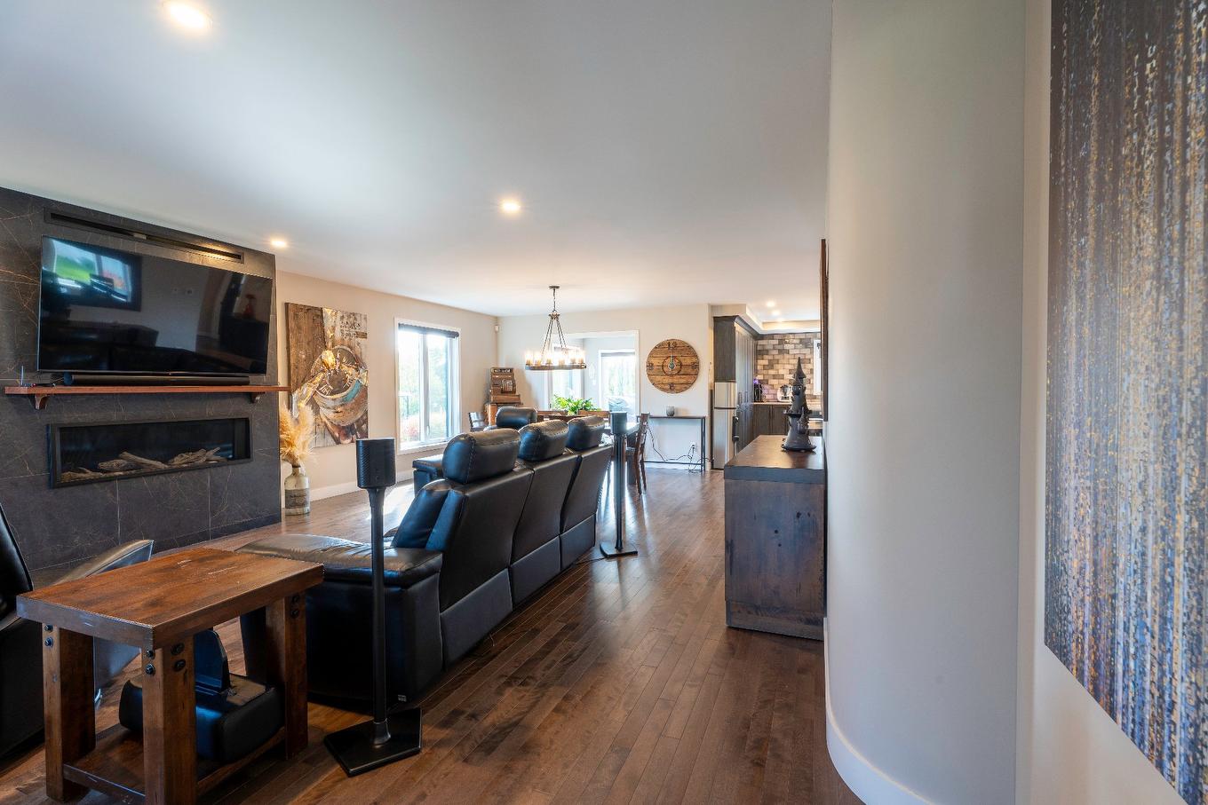 Living room - 157 Rue Jules Monast, Cowansville, QC - Indoor Photo Showing Living Room With Fireplace