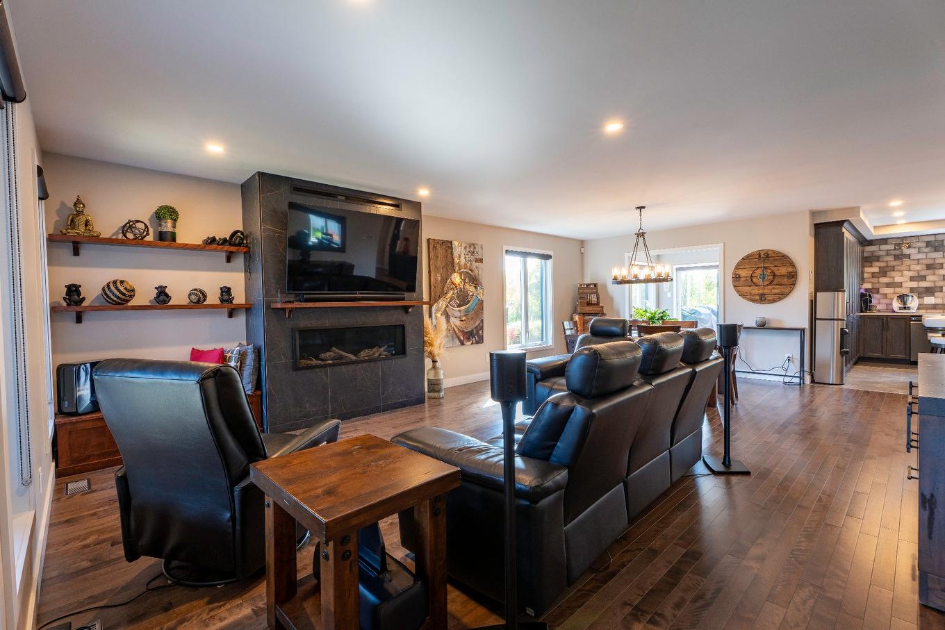 Living room - 157 Rue Jules Monast, Cowansville, QC - Indoor Photo Showing Living Room With Fireplace