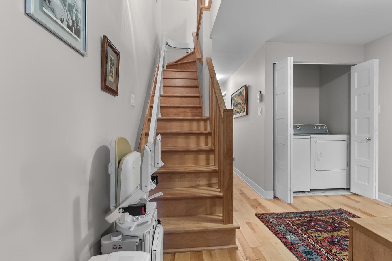 Escalier - 102-2238 Rue Cardinal, Montréal (Le Sud-Ouest), QC - Indoor Photo Showing Laundry Room