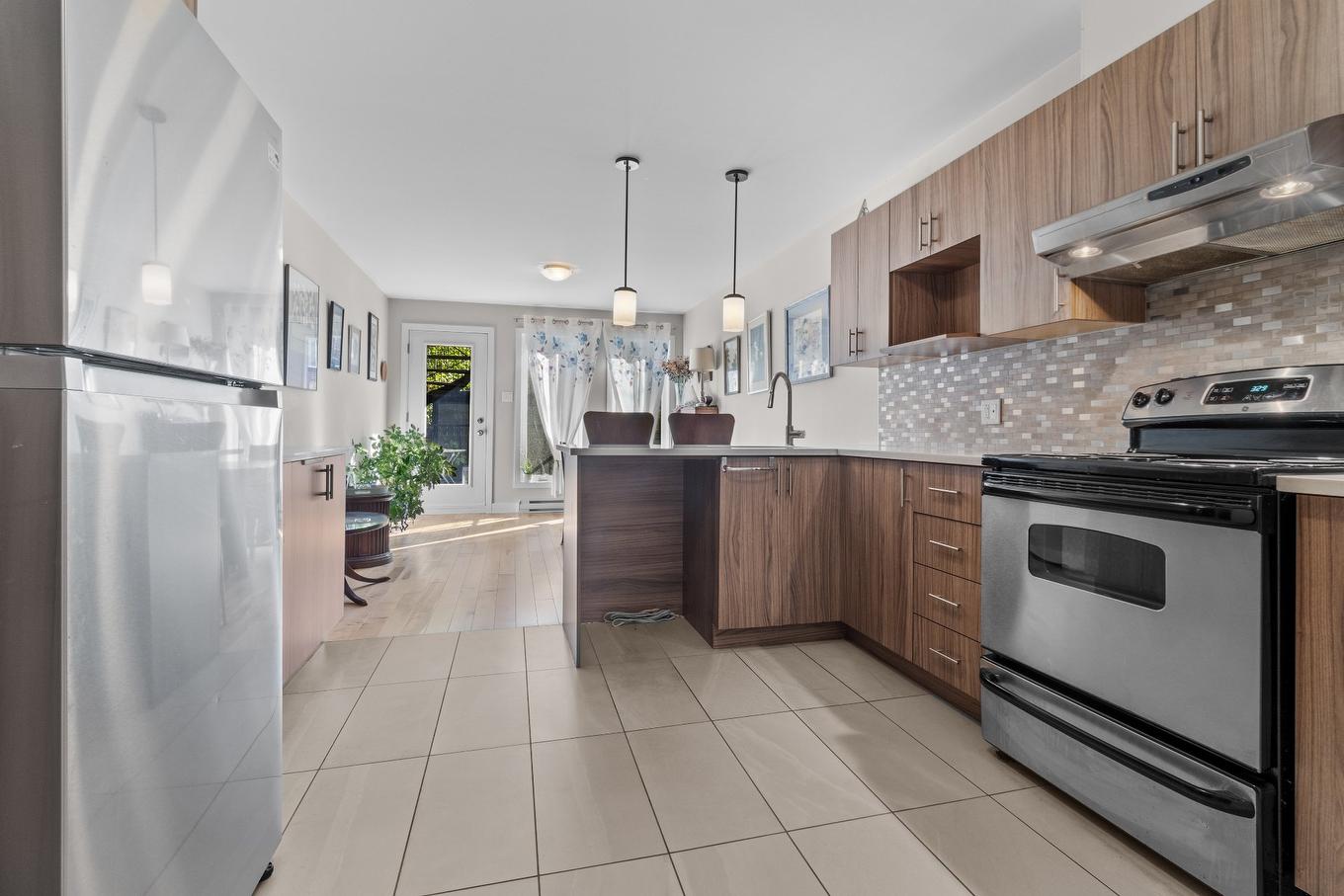 Cuisine - 102-2238 Rue Cardinal, Montréal (Le Sud-Ouest), QC - Indoor Photo Showing Kitchen With Upgraded Kitchen