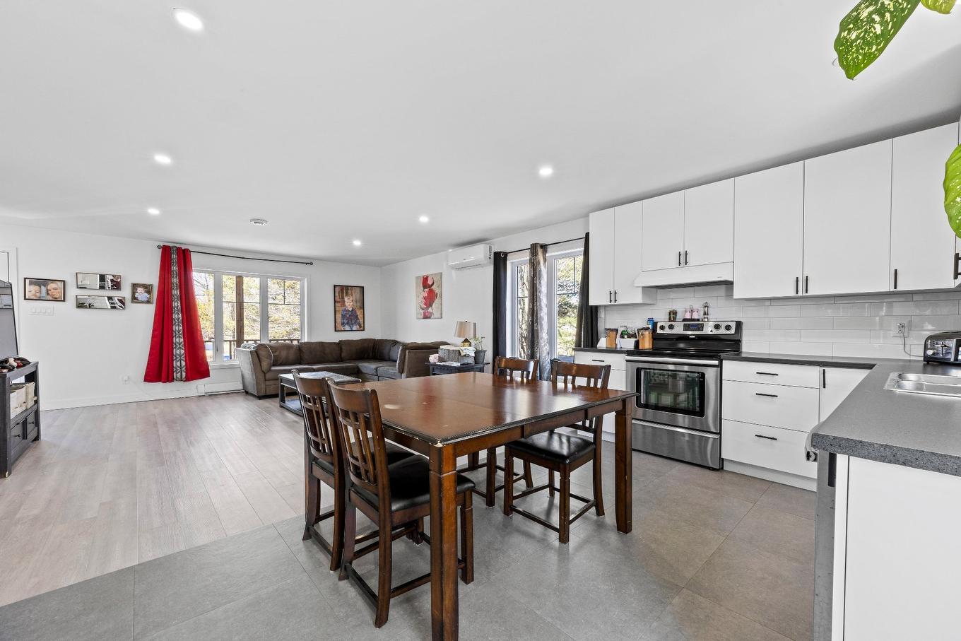 Dining room - 5B Mtée Crooks, Grenville-Sur-La-Rouge, QC - Indoor Photo Showing Kitchen
