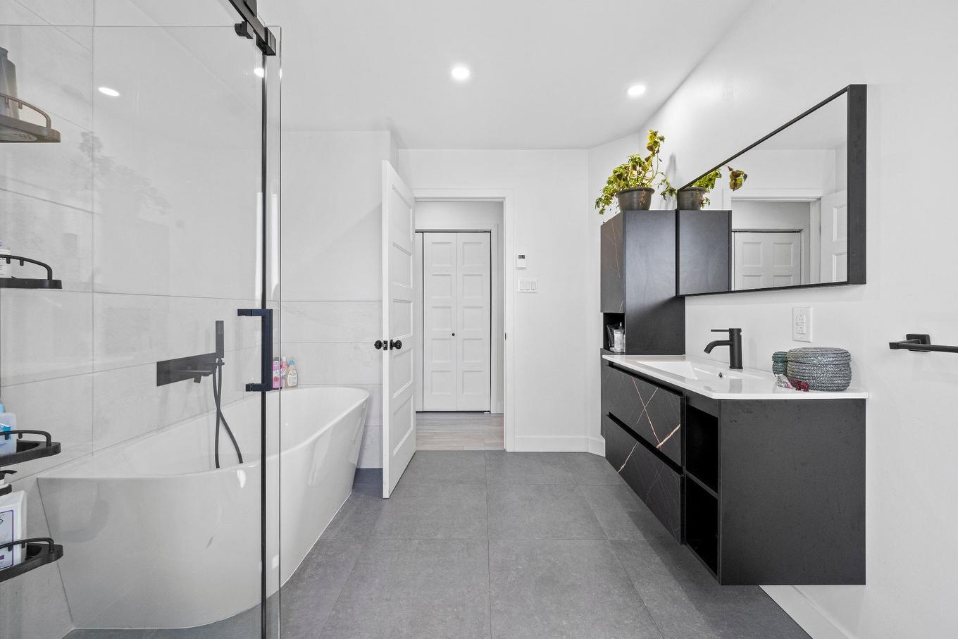 Bathroom - 5B Mtée Crooks, Grenville-Sur-La-Rouge, QC - Indoor Photo Showing Bathroom