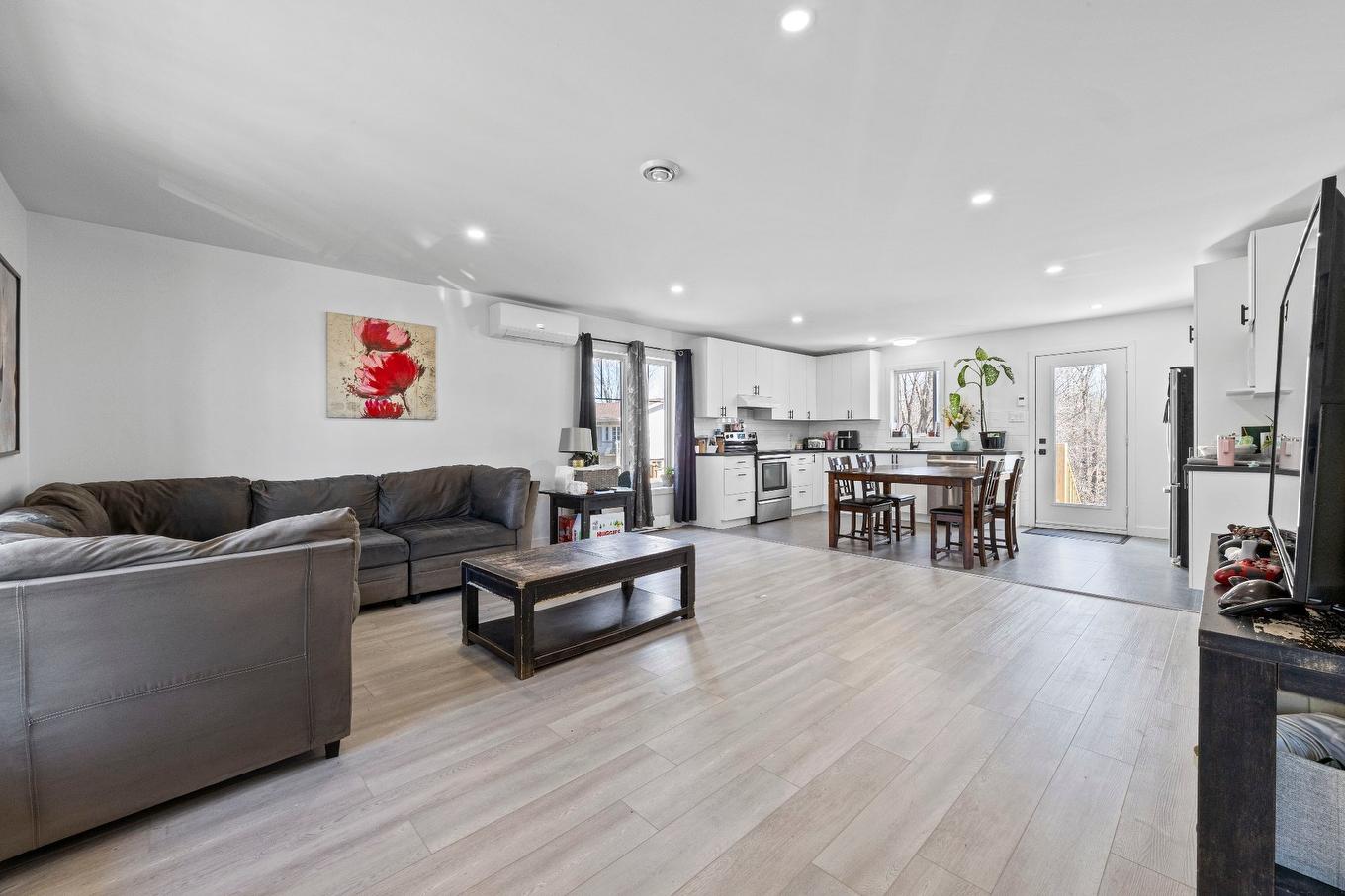 Living room - 5B Mtée Crooks, Grenville-Sur-La-Rouge, QC - Indoor Photo Showing Living Room