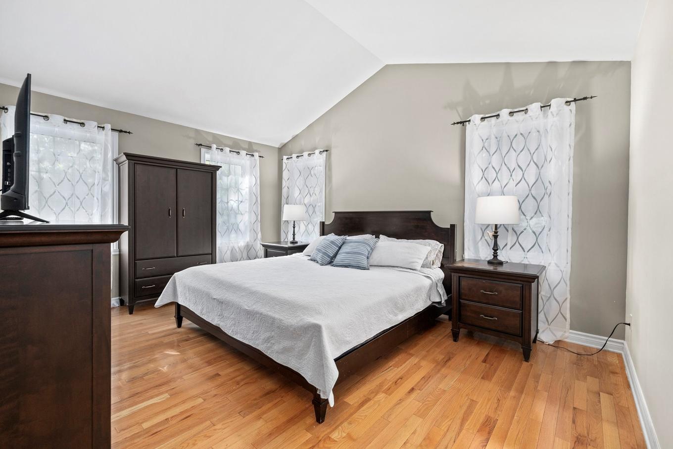Primary bedroom - 2527 Rue De La Vallée-De-La-Loire, Saint-Lazare, QC - Indoor Photo Showing Bedroom
