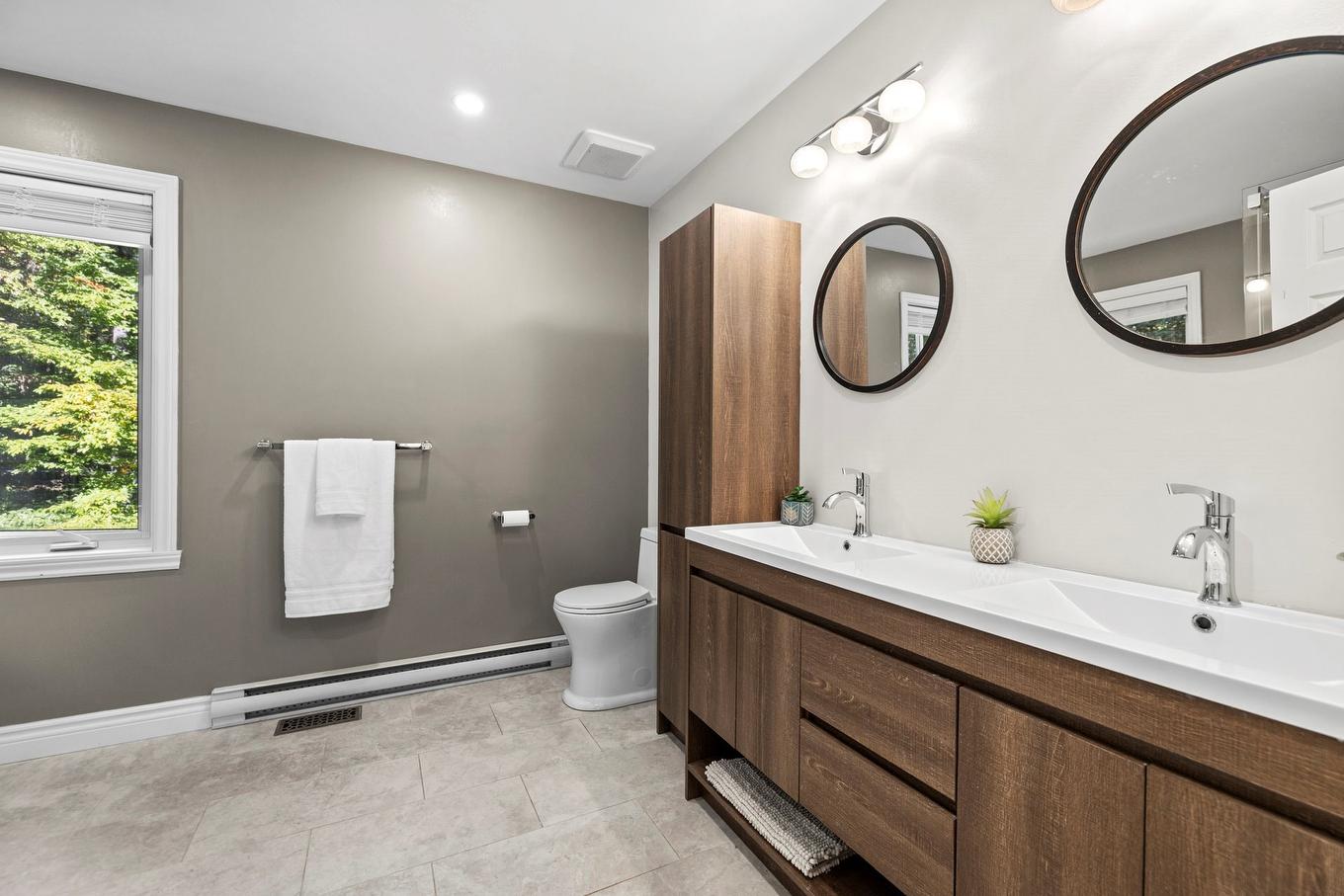 Primary bedroom - 2527 Rue De La Vallée-De-La-Loire, Saint-Lazare, QC - Indoor Photo Showing Bathroom