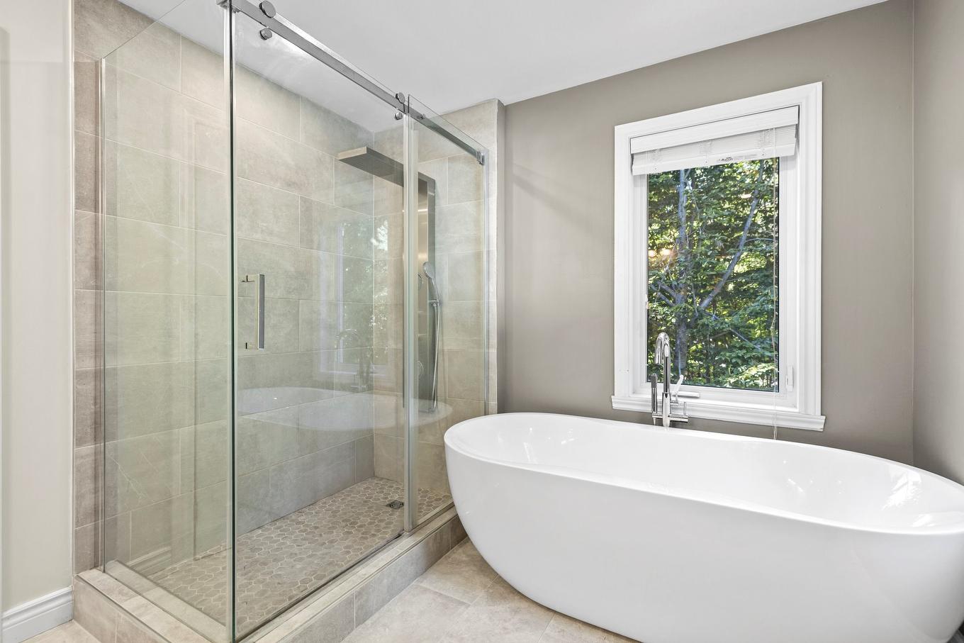 Primary bedroom - 2527 Rue De La Vallée-De-La-Loire, Saint-Lazare, QC - Indoor Photo Showing Bathroom