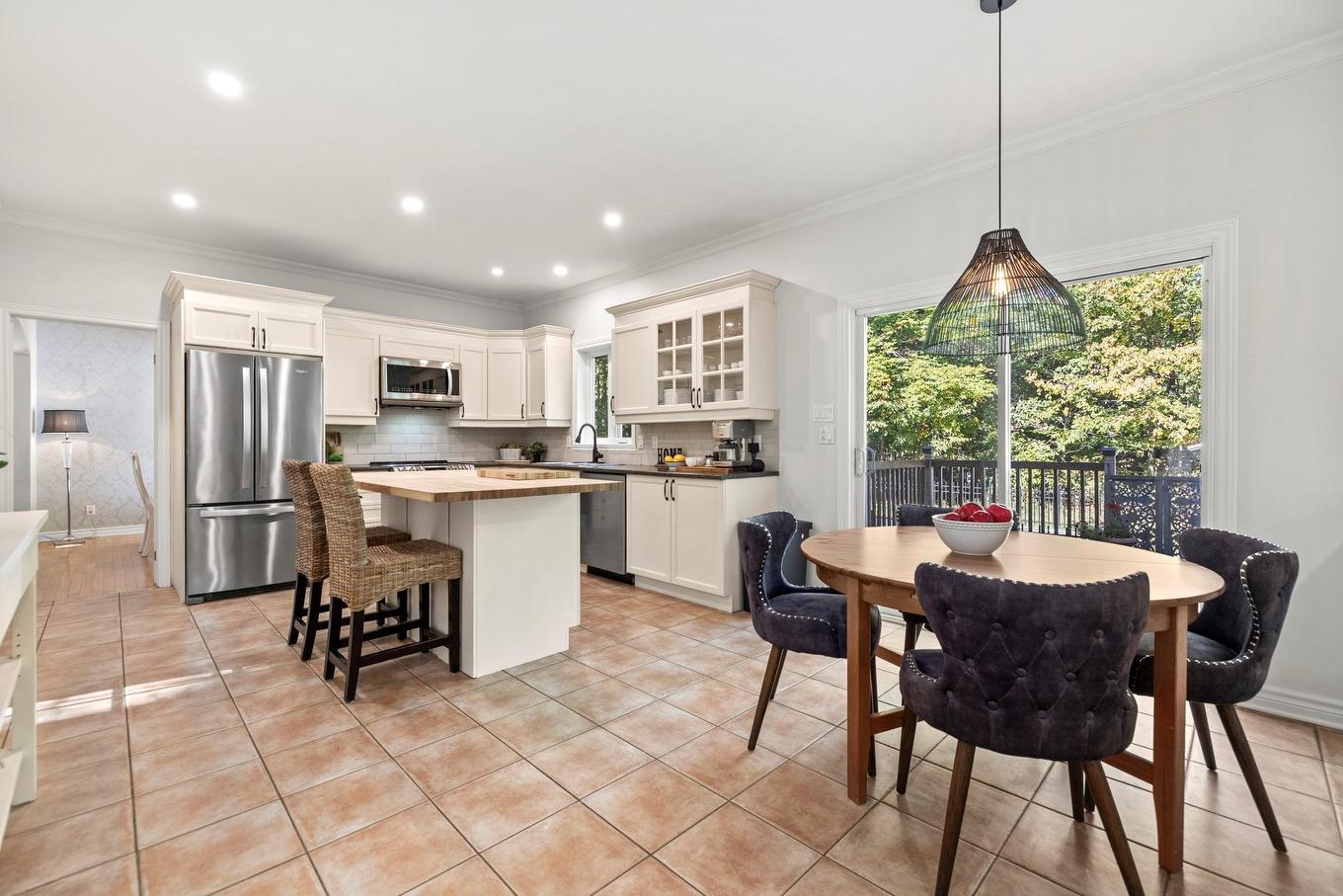 Kitchen - 2527 Rue De La Vallée-De-La-Loire, Saint-Lazare, QC - Indoor Photo Showing Dining Room