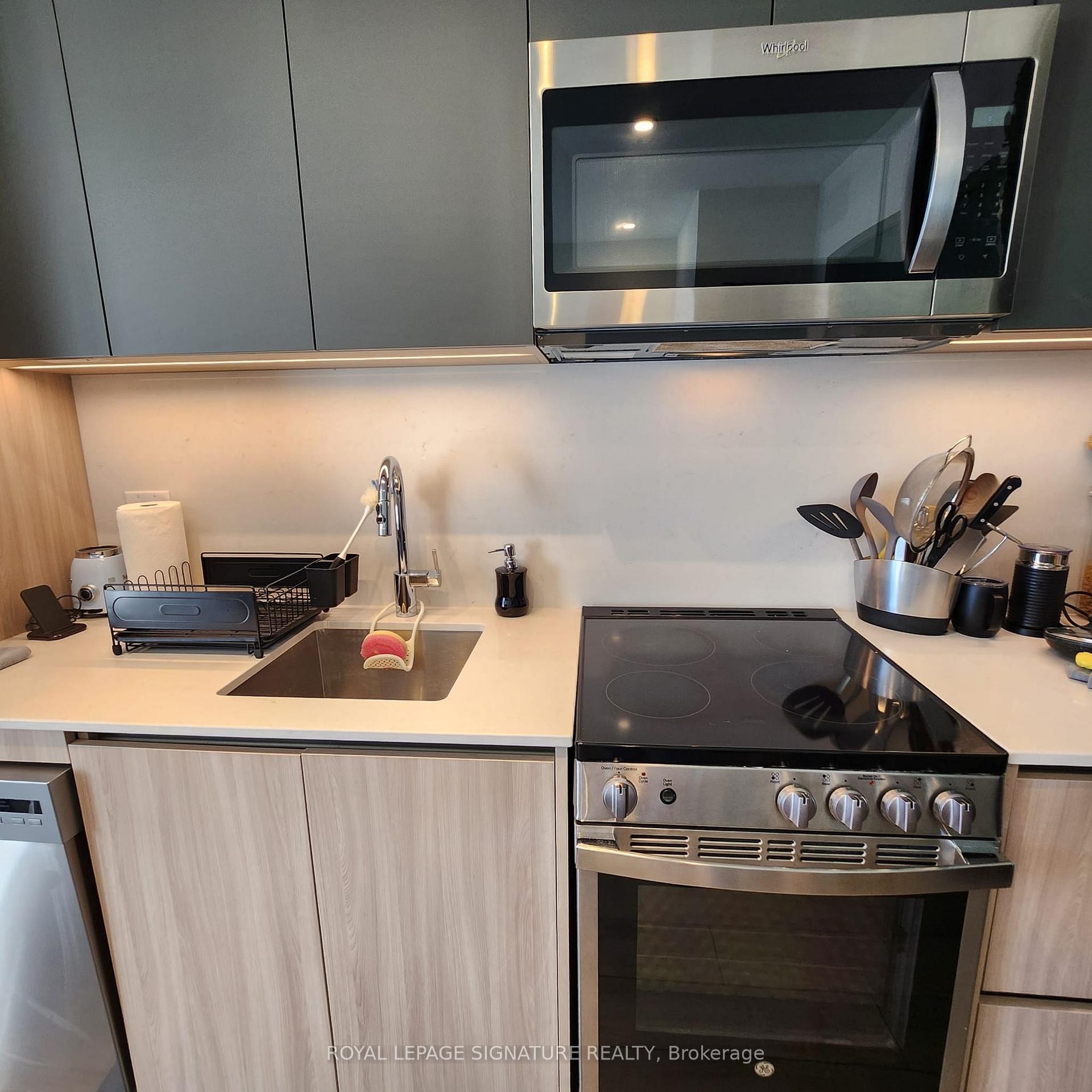 910-3100 Keele Street, Toronto, ON - Indoor Photo Showing Kitchen