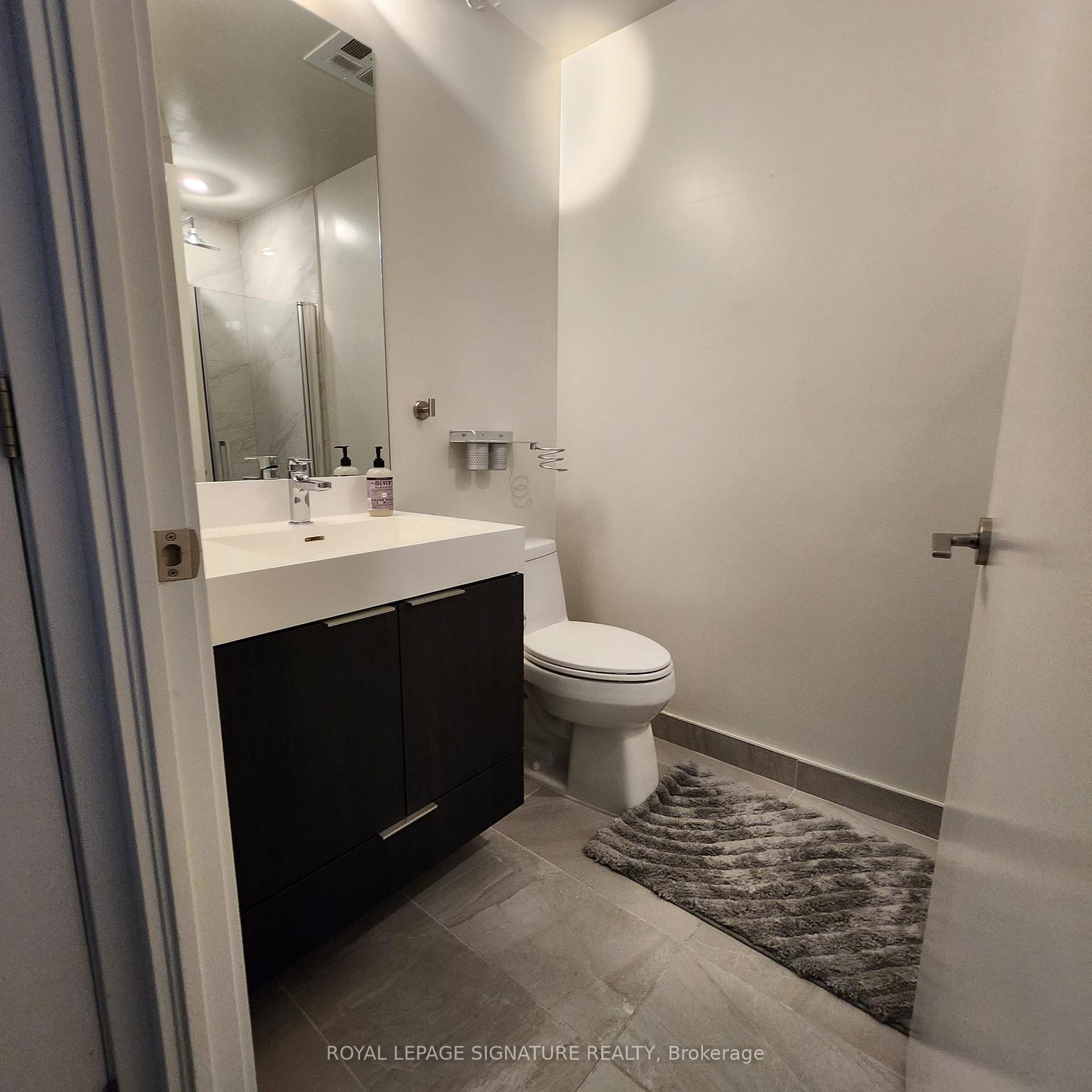 910-3100 Keele Street, Toronto, ON - Indoor Photo Showing Bathroom
