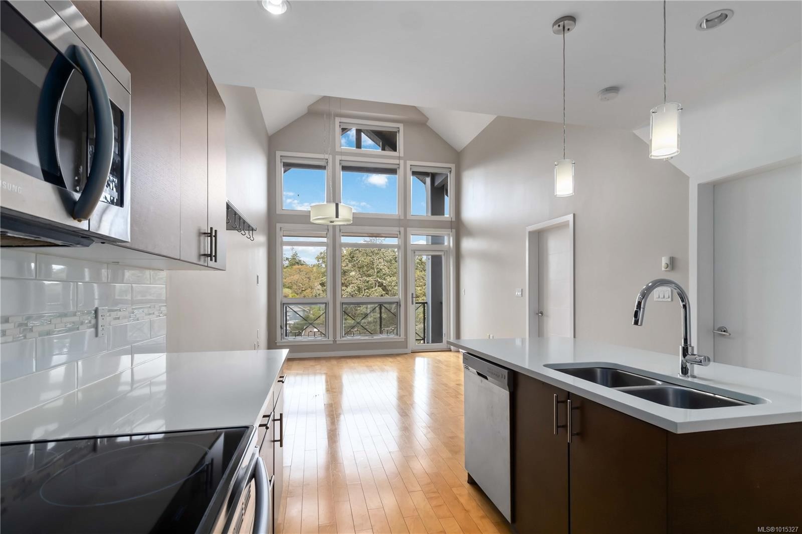 608-924 Esquimalt Rd, Esquimalt, BC - Indoor Photo Showing Kitchen With Double Sink With Upgraded Kitchen