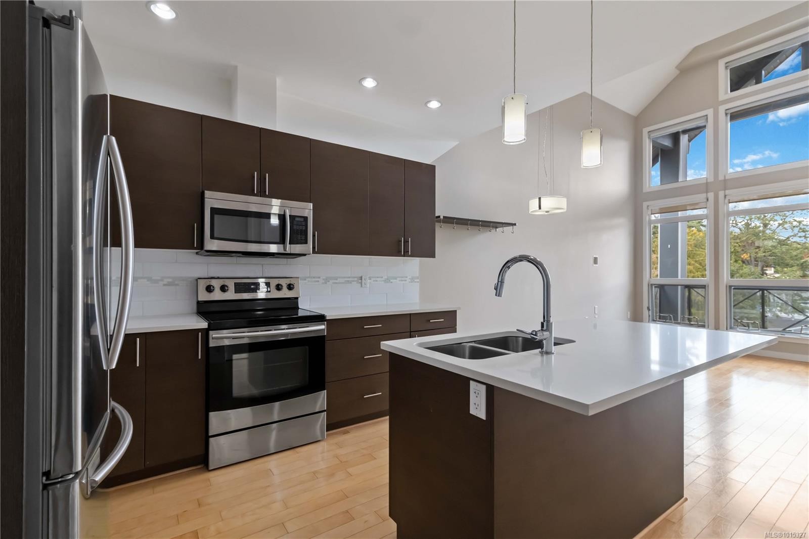 608-924 Esquimalt Rd, Esquimalt, BC - Indoor Photo Showing Kitchen With Stainless Steel Kitchen With Double Sink With Upgraded Kitchen