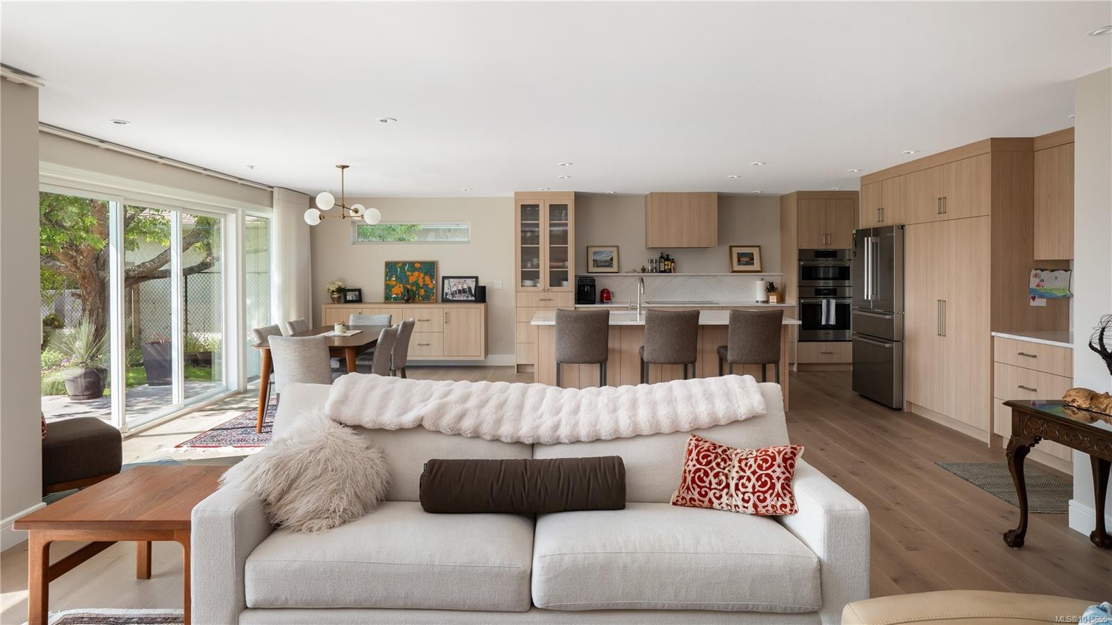 3819 Beachview Pl, Saanich, BC