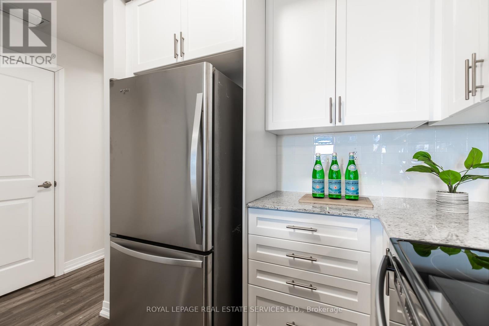 112 - 1597 Rose Way, Milton, ON - Indoor Photo Showing Kitchen