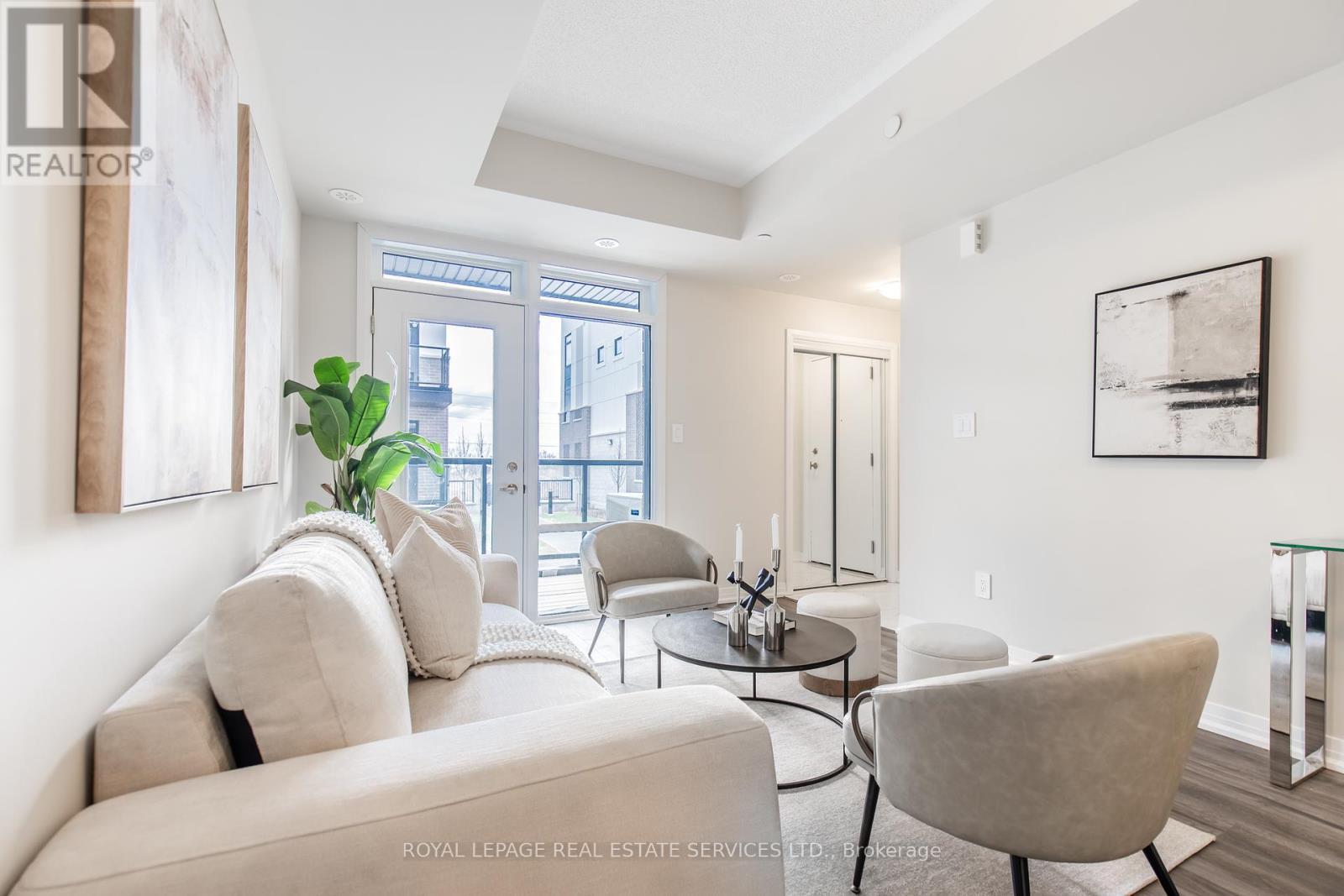 112 - 1597 Rose Way, Milton, ON - Indoor Photo Showing Living Room