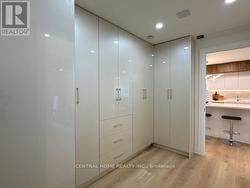 Walk-in Closet -