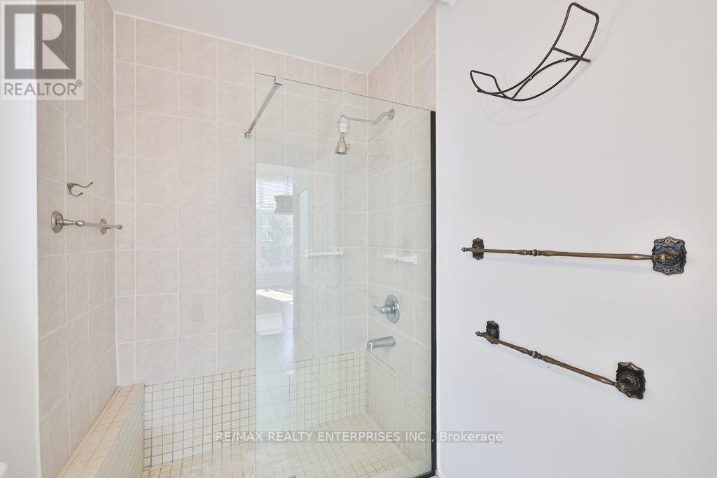 37 Castlegate Boulevard, Brampton, ON - Photo Showing Bathroom