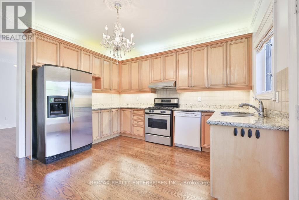37 Castlegate Boulevard, Brampton, ON - Indoor Photo Showing Kitchen