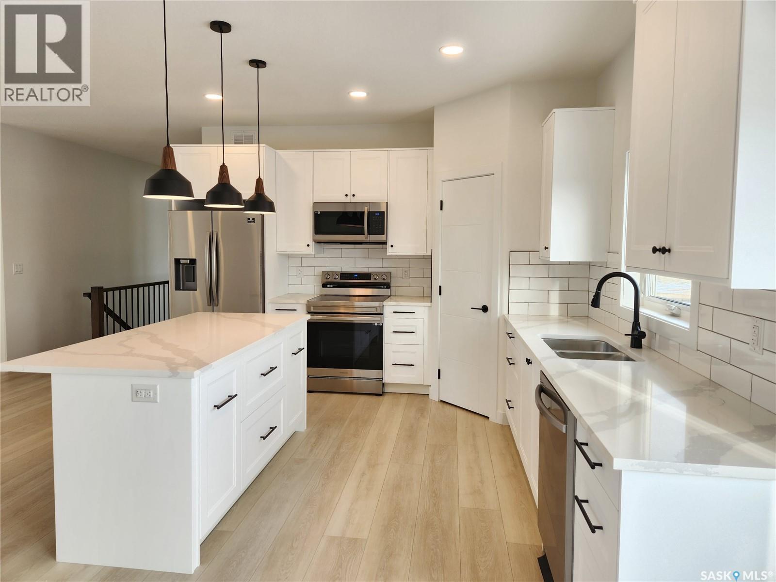 241 Carriage Drive, Rudy Rm No. 284, SK - Indoor Photo Showing Kitchen With Double Sink With Upgraded Kitchen