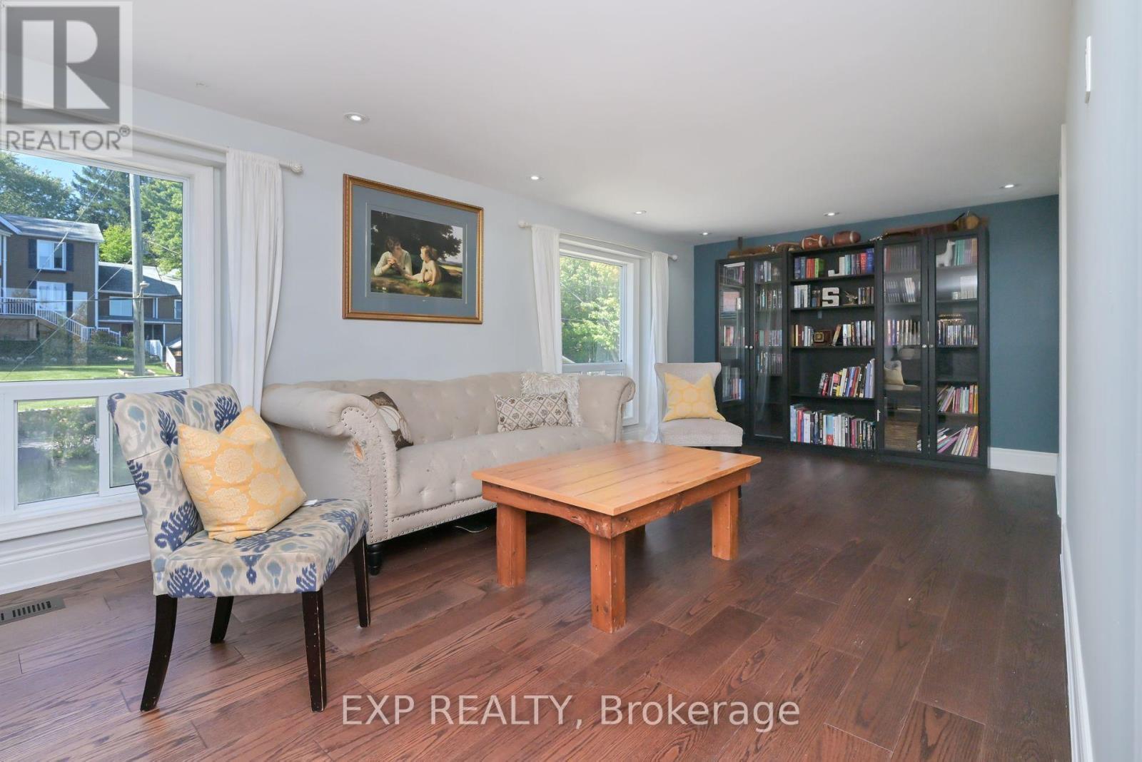 12 Mill Street, Amaranth, ON - Indoor Photo Showing Living Room