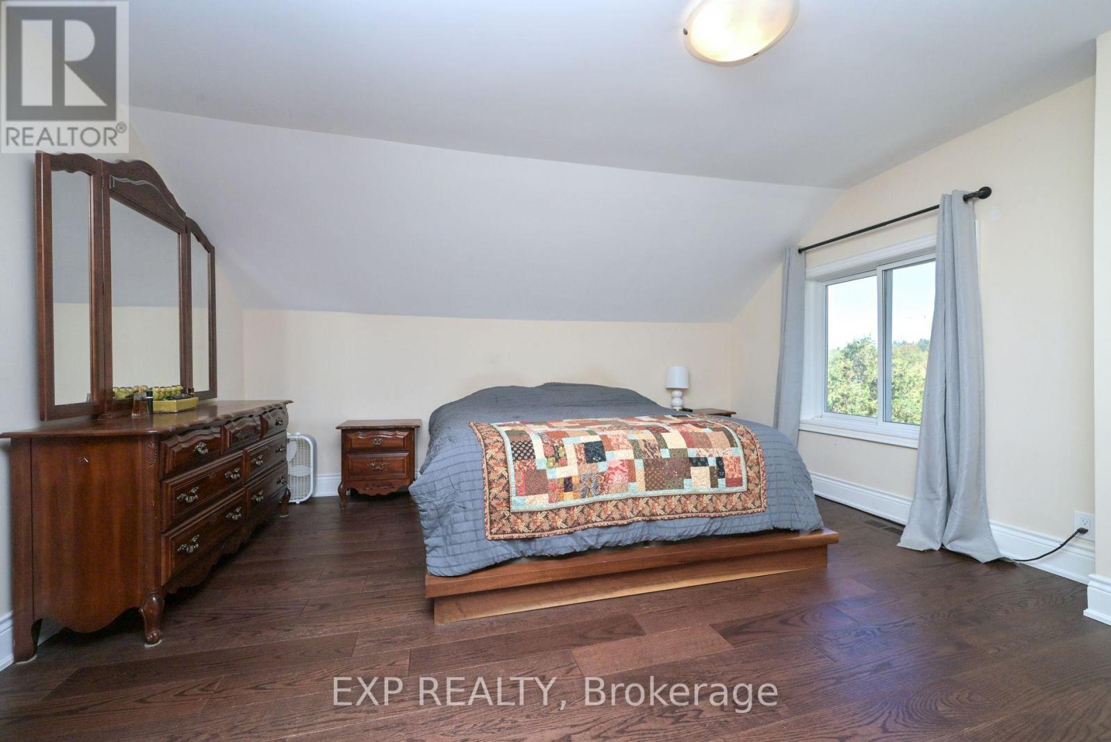 12 Mill Street, Amaranth, ON - Indoor Photo Showing Bedroom